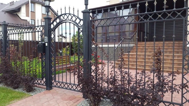 Types Of Fences For A Private House